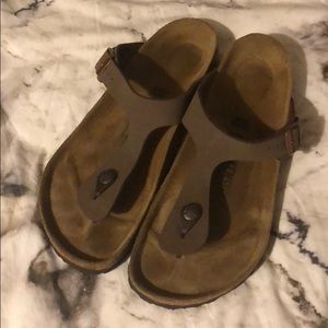Birkenstock gizeh in brown. Women’s size 9-9.5